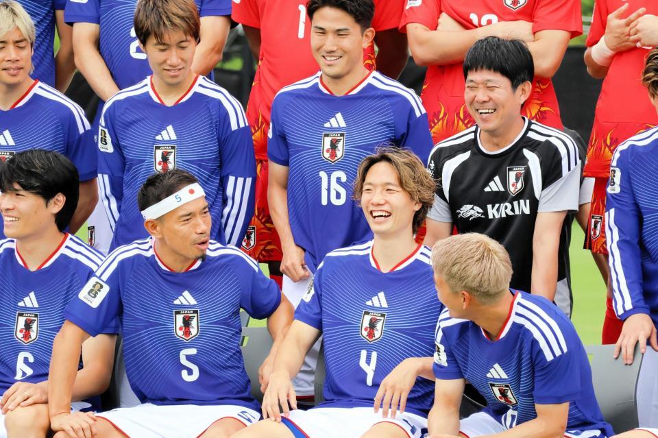 和気藹々な雰囲気で記念撮影に臨んだ長友佑都ら（下段左から２番目）