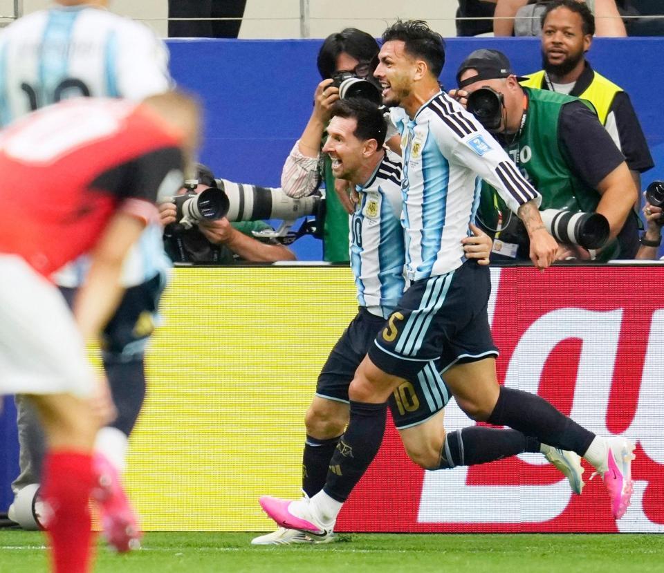 試合終了間際、自身２点目のゴールを決め駆け出すアルゼンチンのメッシ（右から２人目）＝ダラス（共同）