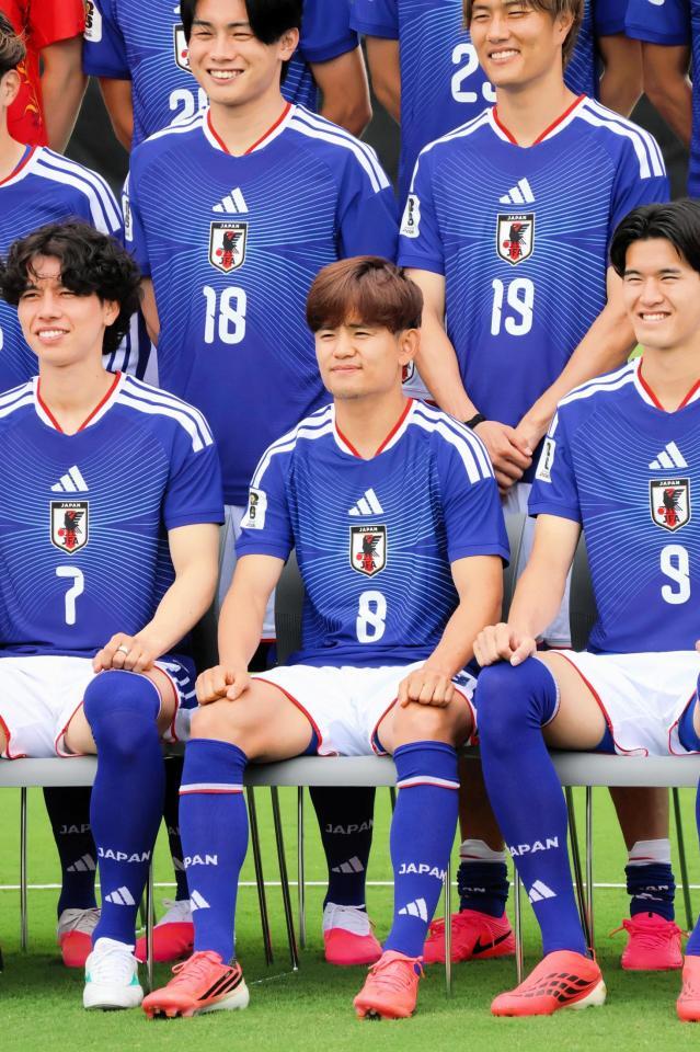 まぶしそうにしながらも笑顔で記念撮影に臨む久保建英（下段中央）