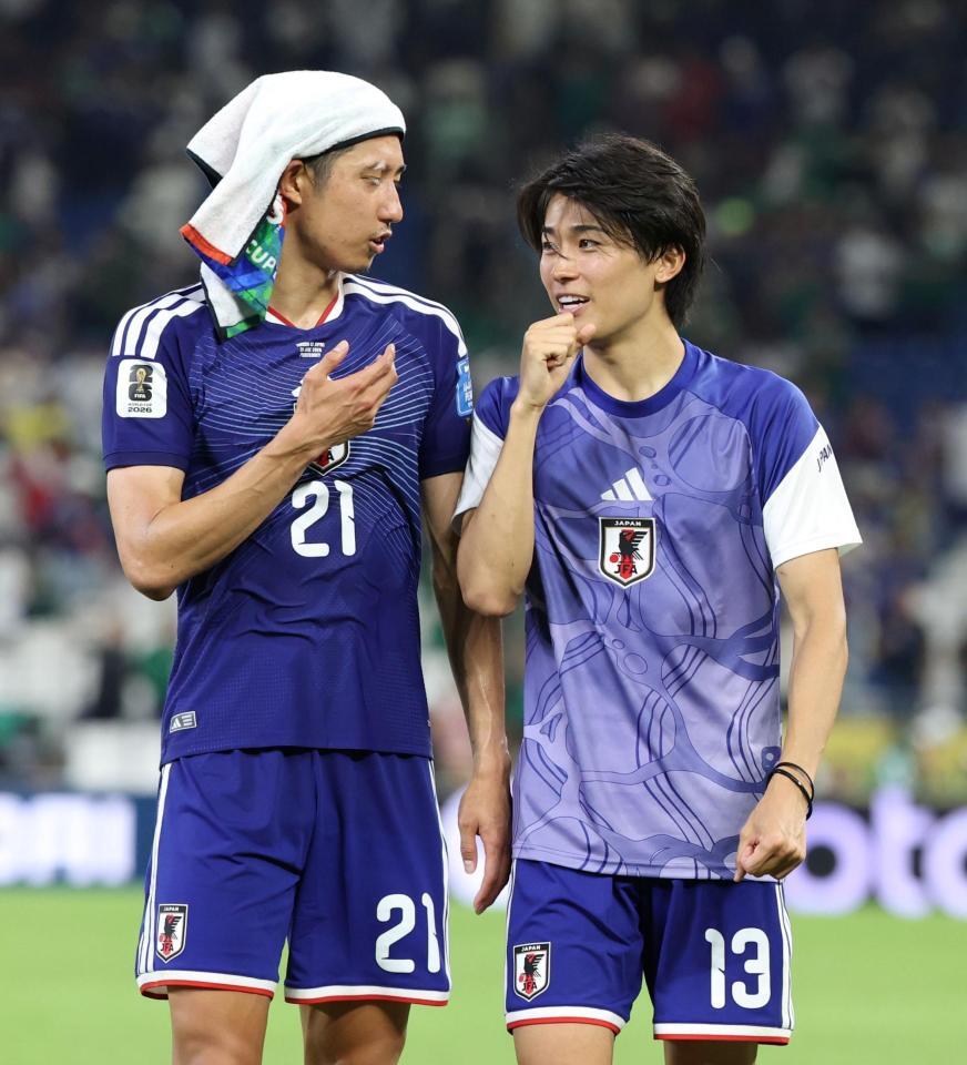 チュニジア戦の試合後、伊藤洋輝（左）と言葉を交わす中村敬斗＝２０日、モンテレイ
