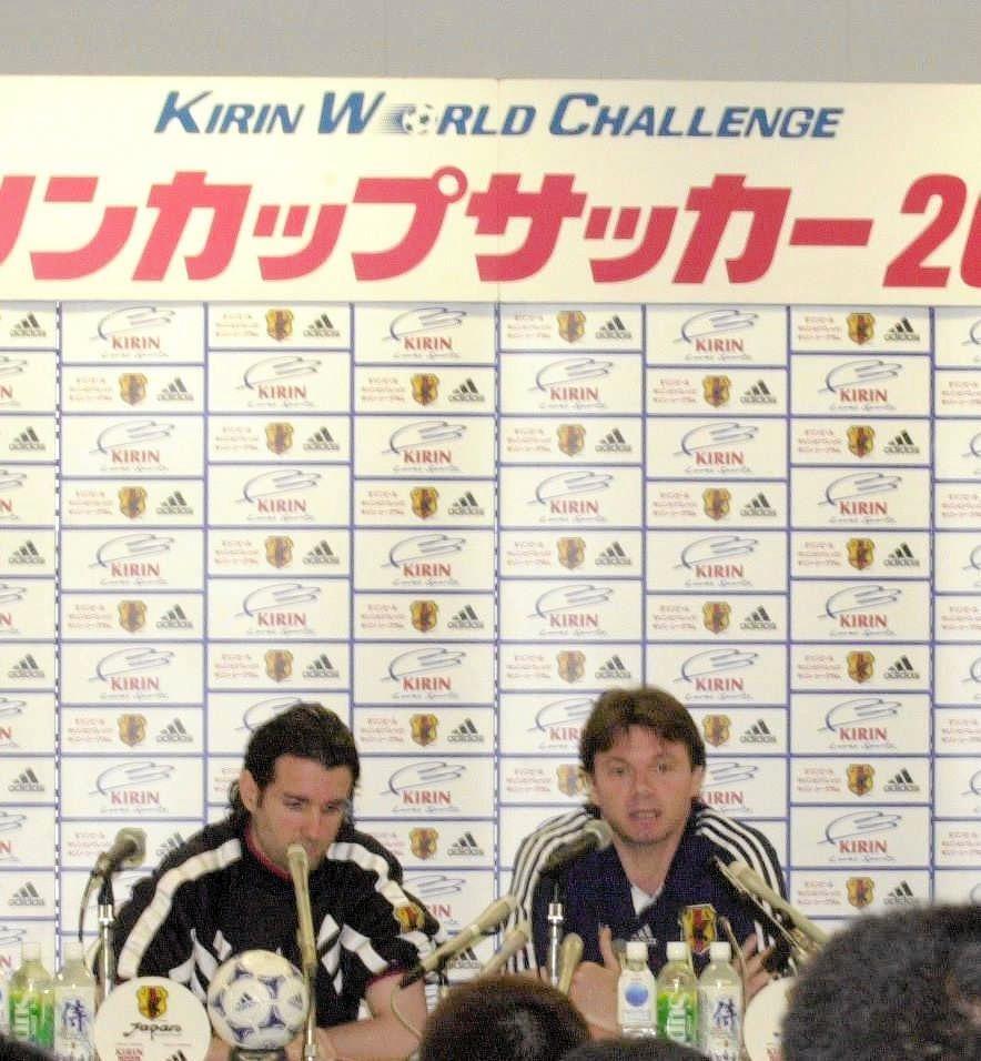 トルシエ監督とダバディ通訳　２００１年