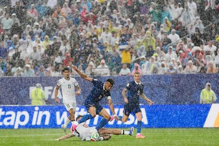 　フランス－イラク戦の前半、雨の中プレーするフランスのエムバペ（中央）ら＝フィラデルフィア（ＡＰ＝共同）
