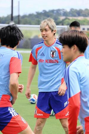練習を行う伊東純也