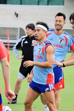 元気はつらつに練習するＤＦ長友佑都