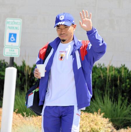 チームバスに乗り込む際、ファンからの声援に応えるＤＦ長友佑都