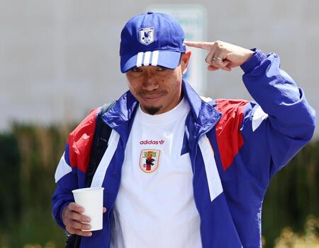 練習を終えバスに向かう長友＝ナッシュビル近郊