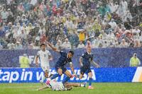 　フランス－イラク戦の前半、雨の中プレーするフランスのエムバペ（中央）ら＝フィラデルフィア（ＡＰ＝共同）