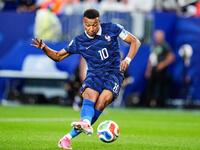 　フランス－イラク　後半、自身２点目のゴールを決めるフランスのエムバペ＝フィラデルフィア（ゲッティ＝共同）