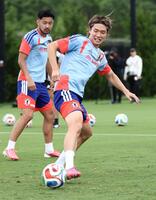 明るい表情で練習する板倉