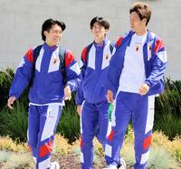 チームバスに乗り込む際ＭＦ鎌田大地（右）と談笑するＭＦ中村敬斗