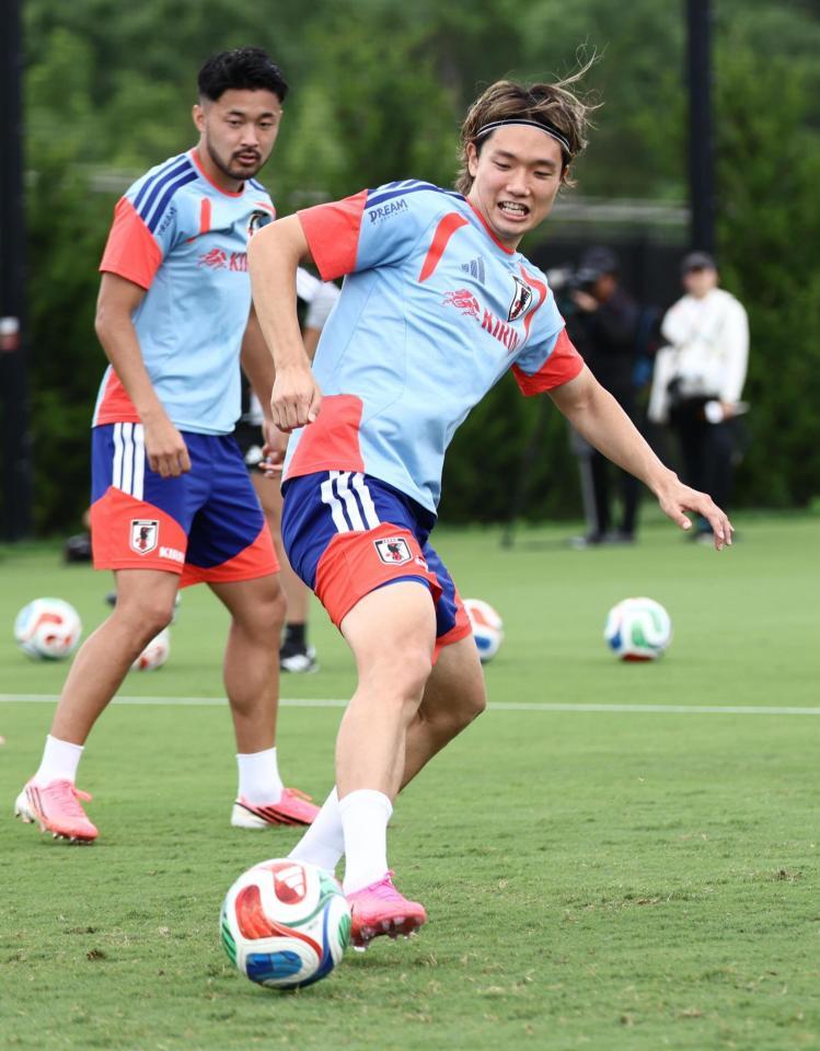 明るい表情で練習する板倉