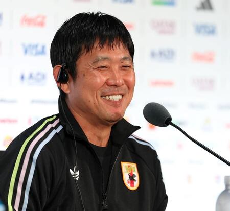 会見中、笑顔を見せる森保監督（撮影・中田匡峻）