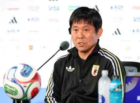 会見を行う森保監督（撮影・中田匡峻）