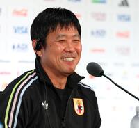 会見中、笑顔を見せる森保監督（撮影・中田匡峻）