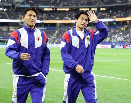 サポーターに手を振る上田綺世（右）＝撮影・中田匡峻