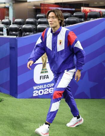 ピッチに向かう板倉滉（撮影・中田匡峻）
