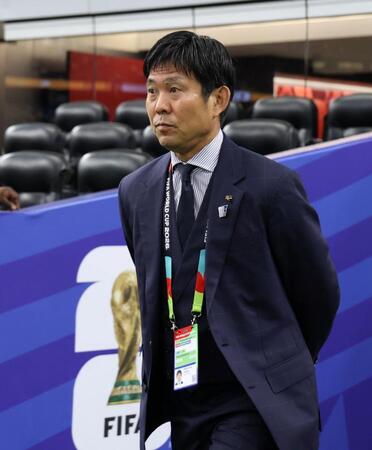 ピッチに向かう森保一監督（撮影・中田匡峻）