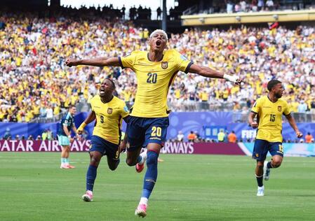 エクアドル－ドイツ　前半、ゴールを決め駆け出すエクアドルのアングロ（20）＝ＦＩＦＡ提供・ゲッティ＝共同