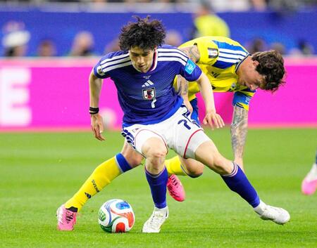 前半、競り合う田中（手前）＝共同