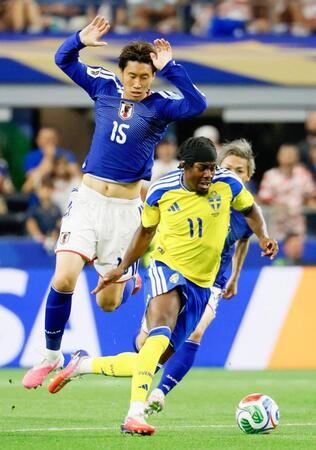 前半、競り合う鎌田（左）とスウェーデンのエランガ（共同）