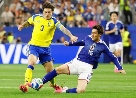 前半、競り合う鎌田（右）とスウェーデンのリンデロフ（共同）
