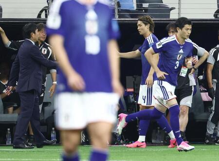 前半、途中交代する板倉（右から２人目）。右は谷口