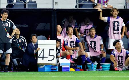後半、試合を見守るベンチの板倉（右上）ら（共同）