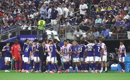 後半、飲水タイムで声を掛け合う日本代表