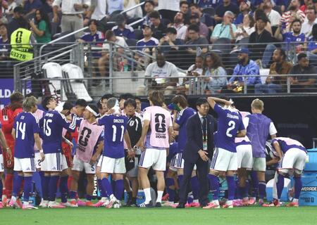 後半、飲水タイムで菅原（２）に声かける森保監督