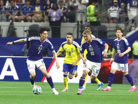 前半、ボールをキープする田中（左）