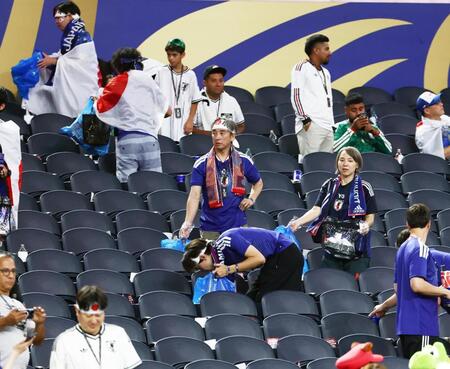 スウェーデン戦の試合後、スタンドのごみを拾う日本サポーターら