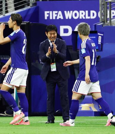 後半、ゴールを決めた前田（右）に声をかける森保監督