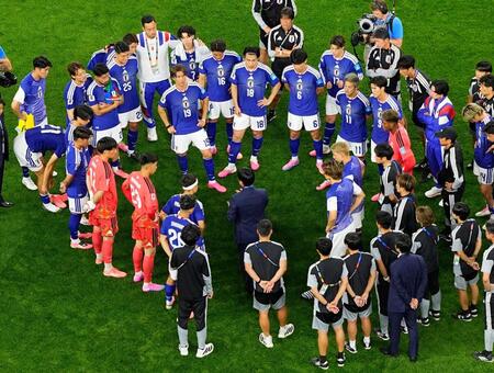 スウェーデンと引き分け、森保監督（中央）の話を聞く日本の選手たち（共同）