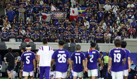 予選突破した日本代表イレブンに声援を送るサポーター（撮影・中田匡峻）