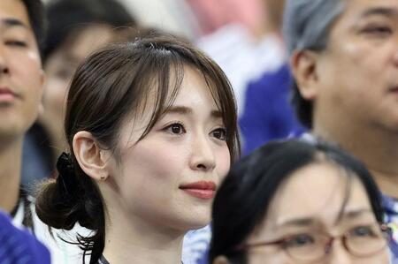 観戦する泉里香（撮影・中田匡峻）