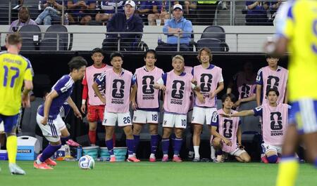 後半、戦況を見つめる堂安（中央）ら日本代表イレブン（撮影・中田匡峻）