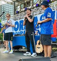 　日本代表のサポーターが集まるイベントにサプライズ登場した森保監督（中央）＝２４日、ダラス（共同）