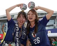 “鎌田の１ミリ”を再現するサポーター（撮影・中田匡峻）