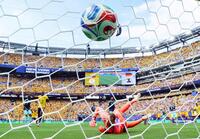 エクアドル－ドイツ　前半、エクアドルのアングロにゴールを決められたドイツのＧＫノイアー（下）＝ロイター＝共同