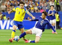 前半、競り合う鎌田（右）とスウェーデンのリンデロフ（共同）