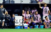 後半、試合を見守るベンチの板倉（右上）ら（共同）