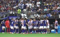 後半、飲水タイムで声を掛け合う日本代表