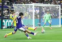 前半、クロスを上げる中村（手前）