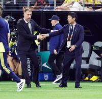 試合後、スウェーデンのポッター監督（左）と握手する森保監督