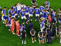 スウェーデンと引き分け、森保監督（中央）の話を聞く日本の選手たち（共同）