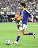前半、ドリブルする中村