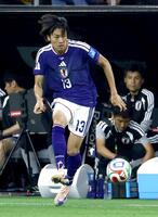 後半、攻め上がる中村
