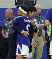 試合後、長友を抱きしめる森保監督（奥）＝撮影・中田匡峻