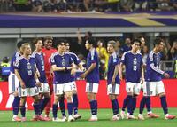 後半、同点ゴールを許し集まる日本代表