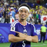 レガシーパッチを見せる長友（撮影・中田匡峻）
